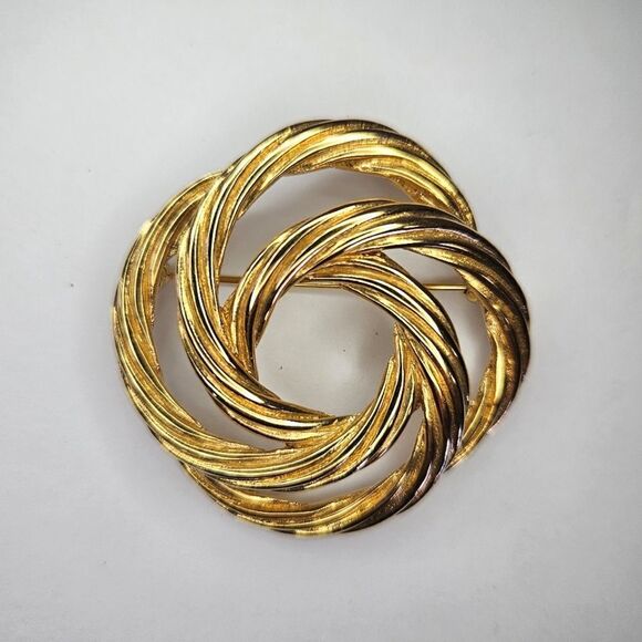 Vintage '60s Signed Monet Gold Tone Swirl Open Rope Ribbed Love Knot Brooch Pin - Picture 1 of 8